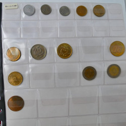 Collection de monnaies anciennes du monde en 5 albums.