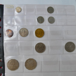 Collection de monnaies anciennes du monde en 5 albums.