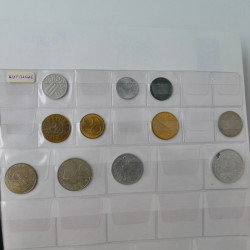 Collection de monnaies anciennes du monde en 5 albums.