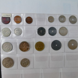 Collection de monnaies anciennes du monde en 5 albums.