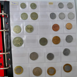 Collection de monnaies anciennes du monde en 5 albums.