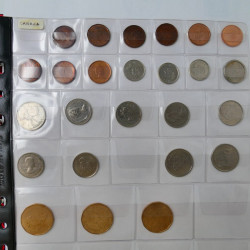 Collection de monnaies anciennes du monde en 5 albums.