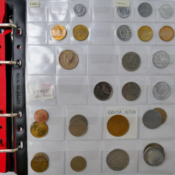 Collection de monnaies anciennes du monde en 5 albums.