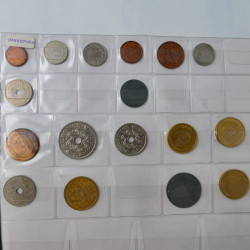 Collection de monnaies anciennes du monde en 5 albums.