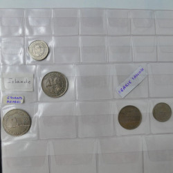 Collection de monnaies anciennes du monde en 5 albums.