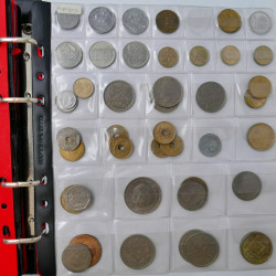 Collection de monnaies anciennes du monde en 5 albums.
