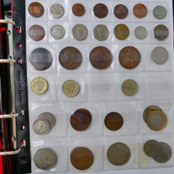 Collection de monnaies anciennes du monde en 5 albums.