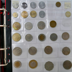 Collection de monnaies anciennes du monde en 5 albums.