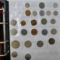Collection de monnaies anciennes du monde en 5 albums.