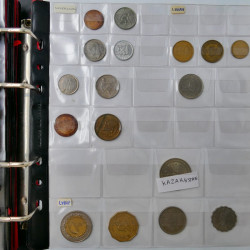 Collection de monnaies anciennes du monde en 5 albums.