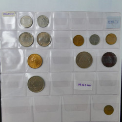 Collection de monnaies anciennes du monde en 5 albums.