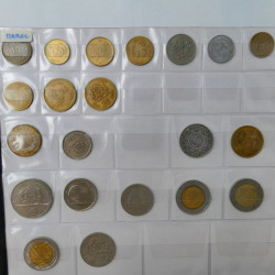 Collection de monnaies anciennes du monde en 5 albums.