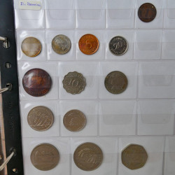 Collection de monnaies anciennes du monde en 5 albums.