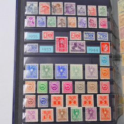 Lot de timbres d'Autriche, Pays Bas, Portugal en un album.