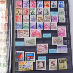 Lot de timbres d'Autriche, Pays Bas, Portugal en un album.