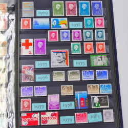 Lot de timbres d'Autriche, Pays Bas, Portugal en un album.