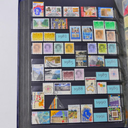Lot de timbres d'Autriche, Pays Bas, Portugal en un album.