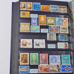 Lot de timbres d'Autriche, Pays Bas, Portugal en un album.