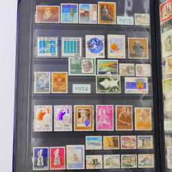Lot de timbres d'Autriche, Pays Bas, Portugal en un album.