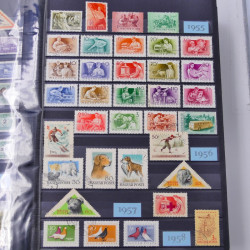 Lot de timbres d'Hongrie et Malte neufs et oblitérés en un album.