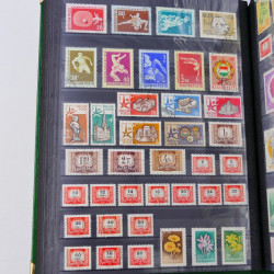 Lot de timbres d'Hongrie et Malte neufs et oblitérés en un album.
