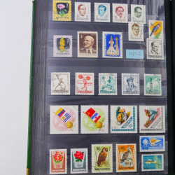 Lot de timbres d'Hongrie et Malte neufs et oblitérés en un album.