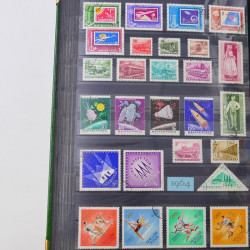 Lot de timbres d'Hongrie et Malte neufs et oblitérés en un album.