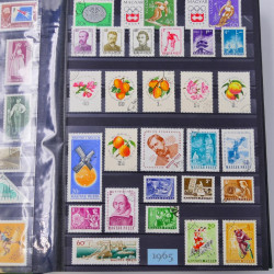 Lot de timbres d'Hongrie et Malte neufs et oblitérés en un album.