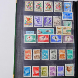 Lot de timbres d'Hongrie et Malte neufs et oblitérés en un album.