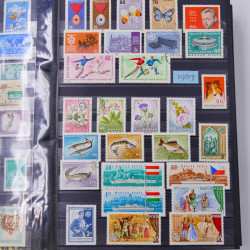 Lot de timbres d'Hongrie et Malte neufs et oblitérés en un album.