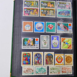 Lot de timbres d'Hongrie et Malte neufs et oblitérés en un album.