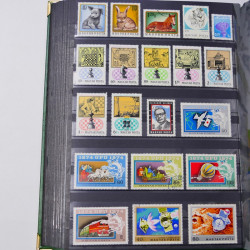 Lot de timbres d'Hongrie et Malte neufs et oblitérés en un album.
