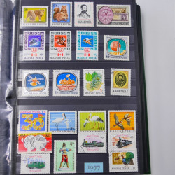 Lot de timbres d'Hongrie et Malte neufs et oblitérés en un album.