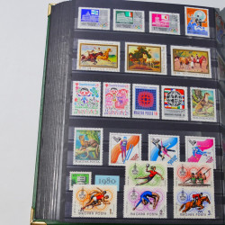 Lot de timbres d'Hongrie et Malte neufs et oblitérés en un album.