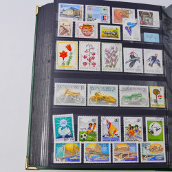 Lot de timbres d'Hongrie et Malte neufs et oblitérés en un album.