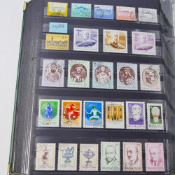 Lot de timbres d'Hongrie et Malte neufs et oblitérés en un album.