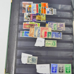 Lot de timbres d'Hongrie et Malte neufs et oblitérés en un album.