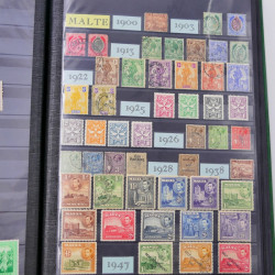 Lot de timbres d'Hongrie et Malte neufs et oblitérés en un album.