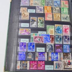 Lot de timbres d'Hongrie et Malte neufs et oblitérés en un album.