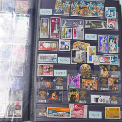 Lot de timbres d'Hongrie et Malte neufs et oblitérés en un album.