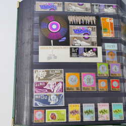 Lot de timbres d'Hongrie et Malte neufs et oblitérés en un album.