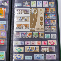 Lot de timbres d'Hongrie et Malte neufs et oblitérés en un album.