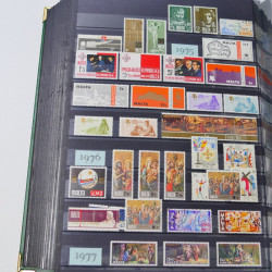 Lot de timbres d'Hongrie et Malte neufs et oblitérés en un album.