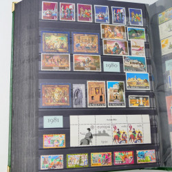 Lot de timbres d'Hongrie et Malte neufs et oblitérés en un album.