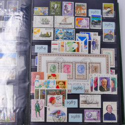 Lot de timbres d'Hongrie et Malte neufs et oblitérés en un album.