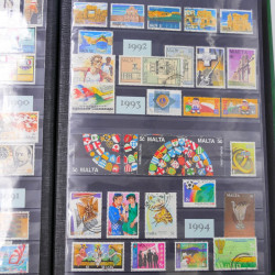 Lot de timbres d'Hongrie et Malte neufs et oblitérés en un album.