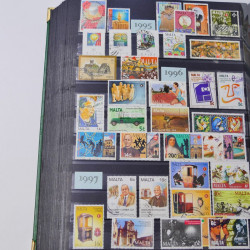 Lot de timbres d'Hongrie et Malte neufs et oblitérés en un album.