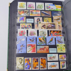 Lot de timbres d'Hongrie et Malte neufs et oblitérés en un album.