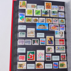 Lot de timbres de Canada et Mayotte neufs et oblitérés en un album.