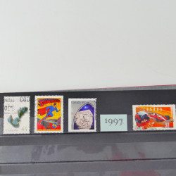 Lot de timbres de Canada et Mayotte neufs et oblitérés en un album.